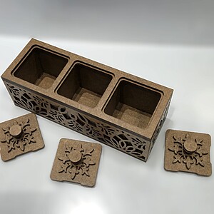 Cutie de condimente din lemn culoare nuc, cu 3 compartimente și design artizanal. Dimensiuni 25x9x9 cm. Ideală pentru organizare și decor rustic în bucătărie.