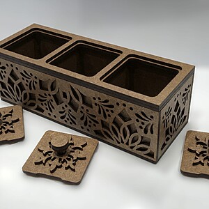 Cutie de condimente din lemn culoare nuc, cu 3 compartimente și design artizanal. Dimensiuni 25x9x9 cm. Ideală pentru organizare și decor rustic în bucătărie.
