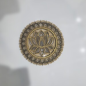 Mandala Lotus din lemn – Sculptură decorativă 3D, 30 cm, auriu-negru